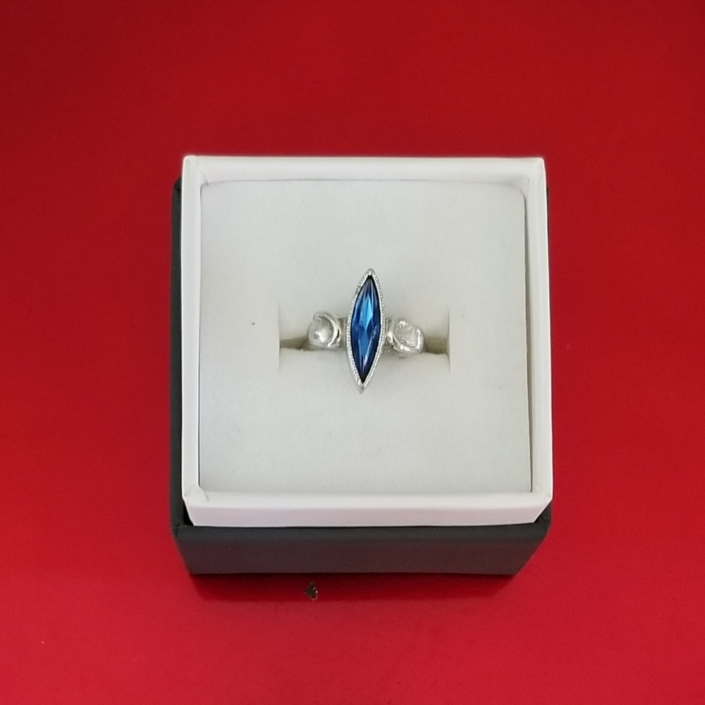 Sarah Coventry "Blue Night" Adjustable Ring With A Blue Rhinestone Marquis - Picture 2 of 5